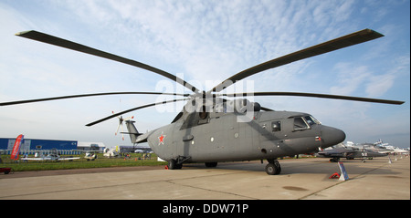 Die MIL Mi-26, die auf der MAKS-2013 Airshow in Russland gezeigt wird, ist der weltweit größte Hubschrauber, der für Schwertransporte eingesetzt wird. Er ist in der Lage, große Lasten zu transportieren und komplexe militärische und zivile Missionen durchzuführen. Stockfoto