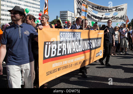 Berlin, Deutschland. 07. Sep, 2013. Tausende versammeln sich am Alexanderplatz in Berlin, Deutschland, ausländische abh Proteste. Bildnachweis: Rey T. Byhre/Alamy Live-Nachrichten Stockfoto