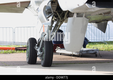 Die Mikoyan-Gurevich MiG-31BM ist ein russisches Langstreckenflugzeug, das auf der MAKS 2013 in Russland ausgestellt wird. Die MiG-31BM ist bekannt für ihre Geschwindigkeit und fortschrittliche Avionik und wurde entwickelt, um Ziele in großen Höhen und mit hoher Geschwindigkeit präzise anzugreifen. Stockfoto
