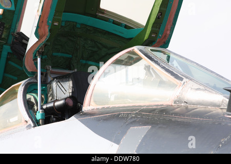 Die Mikoyan-Gurevich MiG-31BM ist ein russisches Abfangflugzeug, das 2013 auf der MAKS Airshow vorgestellt wurde. Dieses Flugzeug wurde für die Langstreckenflugverteidigung entwickelt und bietet fortschrittliche Radar- und Raketensysteme für militärische Anwendungen. Stockfoto