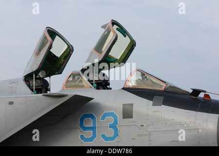 Die Mikoyan-Gurevich MiG-31BM ist ein russisches Überschallflugzeug, das für Hochgeschwindigkeitsabfangen in großer Höhe entwickelt wurde. Er wurde auf der MAKS-2013 Airshow in Russland gezeigt, wo er seine Fähigkeiten als einer der fortschrittlichsten Jets demonstrierte. Die MiG-31BM ist nach wie vor ein wichtiger Bestandteil der russischen Luftwaffe, bekannt für ihre Geschwindigkeit, Agilität und fortschrittliche Avionik. Stockfoto