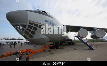 Die Iljuschin Il-76MD-90A ist ein modernes militärisches Transportflugzeug, das auf der MAKS 2013 Airshow in Russland gezeigt wurde. Der Il-76MD-90A ist bekannt für seine Schwerlastkapazität und dient sowohl militärischen als auch humanitären Missionen weltweit. Stockfoto