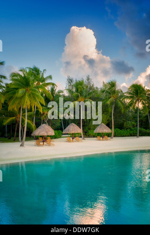 Sonnenschirme und Liegestühle am Lagunenstrand. Bora Bora. Französisch-Polynesien. Stockfoto