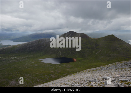 Der schottische Berg Spidean Coinich (ein Corbett) auf Quinag mit man Bealach Cornaidh gesehen von West-Grat des Segeln Gharbh Stockfoto