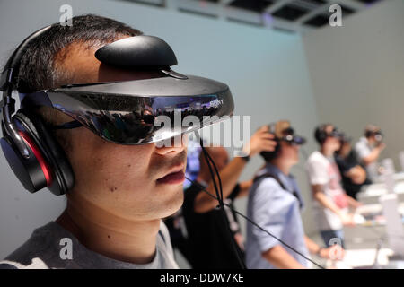 Berlin, Deutschland. 07. Sep, 2013. Besucher-video-Brille in der Halle von Sony auf der Internationalen Funkausstellung (Internationale Funkausstellung, IFA) in Berlin, Deutschland, 7. September 2013. Die weltweit größte Unterhaltung und Elektronik-Messe läuft bis zum 11. September 2013. Foto: WOLFGANG KUMM/Dpa/Alamy Live News Stockfoto