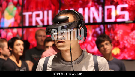 Berlin, Deutschland. 07. Sep, 2013. Besucher sieht Test video Brille in der Halle von Sony auf der Internationalen Funkausstellung (Internationale Funkausstellung, IFA) in Berlin, Deutschland, 7. September 2013. Die weltweit größte Unterhaltung und Elektronik-Messe läuft bis zum 11. September 2013. Foto: WOLFGANG KUMM/Dpa/Alamy Live News Stockfoto