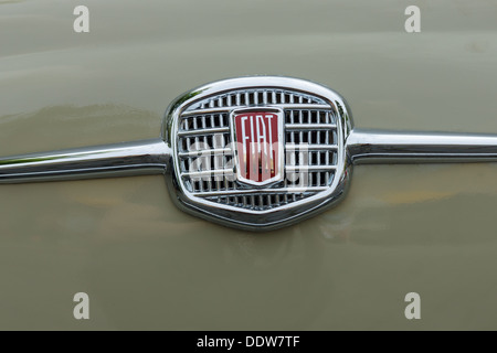 BERLIN - Mai 11: Emblem Kleinwagen Fiat 500 F oder Berlina, 26. Oldtimer-Tage Berlin-Brandenburg, 11. Mai 2013 Berlin, Deutschland Stockfoto