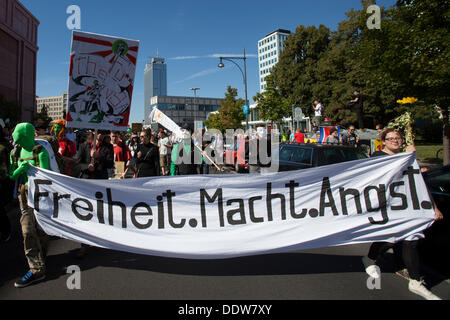 Berlin, Deutschland. 07. Sep, 2013. Tausende versammeln sich am Alexanderplatz in Berlin, Deutschland, ausländische abh Proteste. Bildnachweis: Rey T. Byhre/Alamy Live-Nachrichten Stockfoto