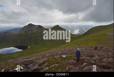 Zwei männliche Wanderer auf westlichen Grat von Segeln Gharbh (ein Corbett) auf der schottischen Berge Quinag in Richtung Spidean Coinich Stockfoto