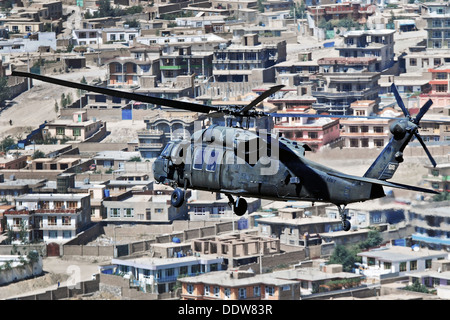 Ein uns Armee UH - 60L Black Hawk Hubschrauber fliegt in einem Wohngebiet von Kabul während einer Mission 4. September 2013 in Kabul, Afghanistan. Stockfoto