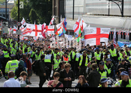 London, UK. 7. September 2013. Die rechtsextremen Pressure Group, The English Defence League, März und Kundgebung gegen Scharia am Stadtrand von Tower Hamlets. London, Vereinigtes Königreich, 09.07.2013 Kredit: Mario Mitsis / Alamy Live News Stockfoto
