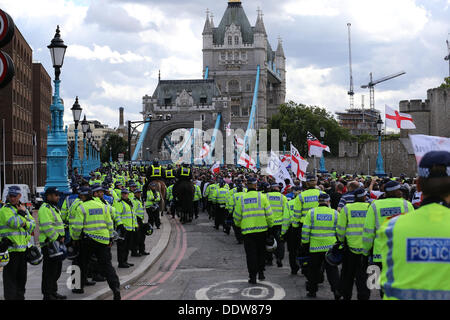 London, UK. 7. September 2013. Die rechtsextremen Pressure Group, The English Defence League, März und Kundgebung gegen Scharia am Stadtrand von Tower Hamlets. London, Vereinigtes Königreich, 09.07.2013 Kredit: Mario Mitsis / Alamy Live News Stockfoto