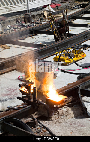 Thermit Schweißen der Straßenbahnlinie, Oberbayern München Stockfoto