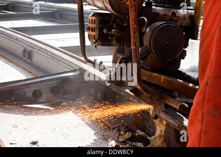 Maschine Schleifen eine Straßenbahnlinie nach, die geschweißt, Upper Bavaria München Stockfoto