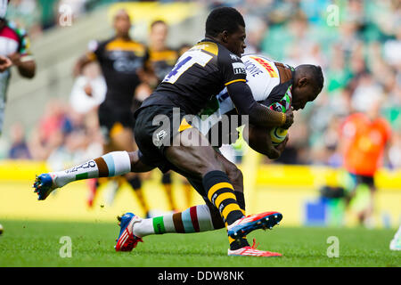 London, UK. 07. Sep, 2013. Harlekine Ugo Monye von Christian Wade in Angriff genommen wird. Aktion aus London Wasps Vs Harlequins in der Aviva Premiership London Doppel-Header Match gespielt im Twickenham Stadium, London. Bildnachweis: Graham Wilson/Alamy Live-Nachrichten Stockfoto