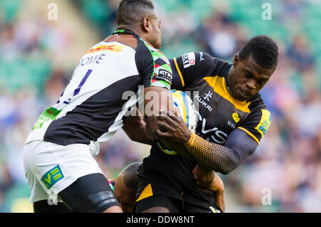 London, UK. 07. Sep, 2013. Wespen Christian Wade von Ugo Monye in Angriff genommen wird. Aktion aus London Wasps Vs Harlequins in der Aviva Premiership London Doppel-Header Match gespielt im Twickenham Stadium, London. Bildnachweis: Graham Wilson/Alamy Live-Nachrichten Stockfoto