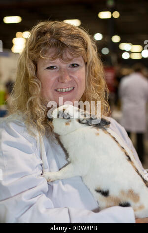 Manchester, UK, 7. September 2013.  Handler mit einem Rheinländer Kaninchen auf der Manchester Pet Show, Manchester, Vereinigtes Königreich, wo EventCity der Nord-West erste jemals Tiershow gehostet. Die erste zweitägige Veranstaltung enthalten Feder & Skalen, Haustier Displays, Tier Bildungs-, Einzelhandelsgeschäfte und eine beeindruckende Theater mit einem actionreichen Zeitplan mit Stars der TV Animal Planet. Bildnachweis: Mar Photographics/Alamy Live-Nachrichten Stockfoto