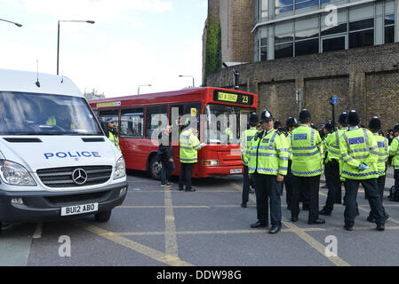 London, UK. 07. Sep, 2013. Anti-EDL Demonstranten sind von der Polizei, in der Nähe von Tower Bridge, enthielt und in Bussen abtransportiert. Hunderte von EDL Demonstranten marschierten über Tower Bridge Aldgate Station, mit große Theke Demonstrationen in ganz London passiert. Bildnachweis: Tinite Fotografie/Alamy Live News Stockfoto