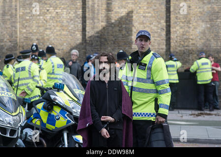 London, UK. 07. Sep, 2013. Anti-EDL Demonstranten sind von der Polizei, in der Nähe von Tower Bridge, enthielt und in Bussen abtransportiert. Hunderte von EDL Demonstranten marschierten über Tower Bridge Aldgate Station, mit große Theke Demonstrationen in ganz London passiert. Bildnachweis: Tinite Fotografie/Alamy Live News Stockfoto