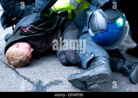London, UK. 7. September 2013. Polizisten verhaften einen Anti-EDL Demonstranten, die versuchten, die Polizeiabsperrung zu brechen. Bildnachweis: Piero Cruciatti/Alamy Live-Nachrichten Stockfoto