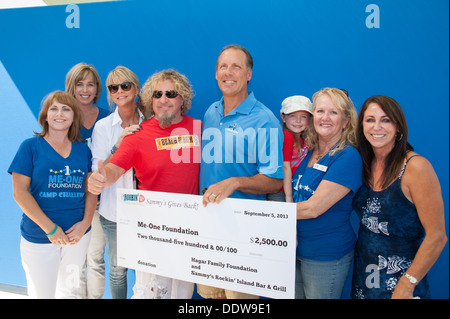ROSEVILLE, CA - 5. September: Sammy Hagar (L) Grüße junge Lüfter mit Spende Zeremonie an der Roseville Town Square in Roseville, Kalifornien am 5. September Stockfoto
