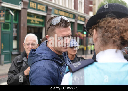 London, UK. 07. Sep, 2013. EDL-Führer, Tommy Robinson, Polizisten zu Jahresbeginn einen Marsch von der rechtsextremen Gruppe gehaltenen Reden. Mehrere hundert EDL Demonstranten marschierten über Tower Bridge Aldgate Station. Bildnachweis: Tinite Fotografie/Alamy Live News Stockfoto