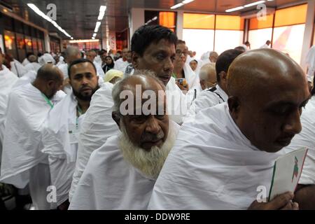 Dhaka, Bangladesch. 6. September 2013. Erste Hadsch in diesem Jahr Flug begann heute als Biman Bangladesh Airlines von Hazrat Shahjalal Internationalen Flughafen dauert in etwa 1:40 Uhr die erste Charge von 419 Bangladeshi pilgern nach Saudi-arabien durch seine eigene Boeing 777-300er Flugzeuge. Stockfoto