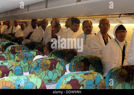 Dhaka, Bangladesch. 6. September 2013. Erste Hadsch in diesem Jahr Flug begann heute als Biman Bangladesh Airlines von Hazrat Shahjalal Internationalen Flughafen dauert in etwa 1:40 Uhr die erste Charge von 419 Bangladeshi pilgern nach Saudi-arabien durch seine eigene Boeing 777-300er Flugzeuge. Stockfoto