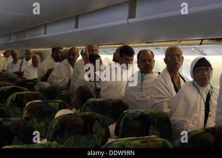 Dhaka, Bangladesch. 6. September 2013. Erste Hadsch in diesem Jahr Flug begann heute als Biman Bangladesh Airlines von Hazrat Shahjalal Internationalen Flughafen dauert in etwa 1:40 Uhr die erste Charge von 419 Bangladeshi pilgern nach Saudi-arabien durch seine eigene Boeing 777-300er Flugzeuge. Stockfoto