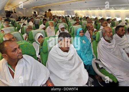 Dhaka, Bangladesch. 6. September 2013. Erste Hadsch in diesem Jahr Flug begann heute als Biman Bangladesh Airlines von Hazrat Shahjalal Internationalen Flughafen dauert in etwa 1:40 Uhr die erste Charge von 419 Bangladeshi pilgern nach Saudi-arabien durch seine eigene Boeing 777-300er Flugzeuge. Stockfoto