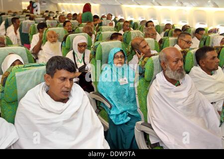 Dhaka, Bangladesch. 6. September 2013. Erste Hadsch in diesem Jahr Flug begann heute als Biman Bangladesh Airlines von Hazrat Shahjalal Internationalen Flughafen dauert in etwa 1:40 Uhr die erste Charge von 419 Bangladeshi pilgern nach Saudi-arabien durch seine eigene Boeing 777-300er Flugzeuge. Stockfoto