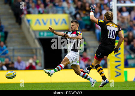 London, UK. 07. Sep, 2013. Harlekine Danny Care versucht, einen Andy Goode Grubber-Kick zu stoppen. Aktion aus London Wasps Vs Harlequins in der Aviva Premiership London Doppel-Header Match gespielt im Twickenham Stadium, London. Bildnachweis: Graham Wilson/Alamy Live-Nachrichten Stockfoto