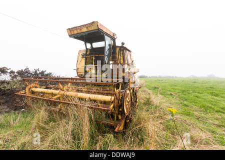 Verlassene geschändeter rostigen New Holland Mähdrescher, Mitte Wales Stockfoto