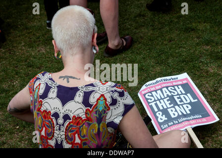 London, UK. 7. September 2013. Demonstranten sind zusammengekommen, um verhindern, dass EDL in Tower Hamlet im Alta Ali Park in East London, London, UK, 7. September 2013. Bildnachweis: Kaan Diskaya/Alamy Live-Nachrichten Stockfoto