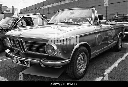 BERLIN - Mai 11: Auto BMW 1600 Cabriolet (schwarz und weiß), 26. Oldtimer-Tage Berlin-Brandenburg, 11. Mai 2013 Berlin, Deutschland Stockfoto