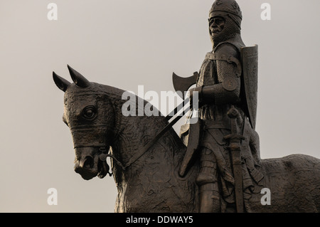 Statue von König Robert the Bruce bei Heritage Centre, Bannockburn, Stirling, Schottland, UK. Silhouette der Statue. Stockfoto