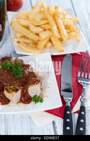 Portion frisch gemacht Currywurst mit Pommes frites Stockfoto