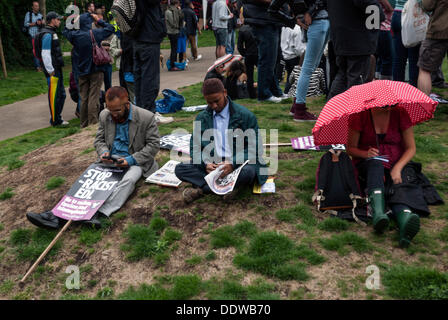London, UK. 7. September 2013. Demonstranten sind zusammengekommen, um verhindern, dass EDL in Tower Hamlet im Alta Ali Park in East London, London, UK, 7. September 2013. Bildnachweis: Kaan Diskaya/Alamy Live-Nachrichten Stockfoto