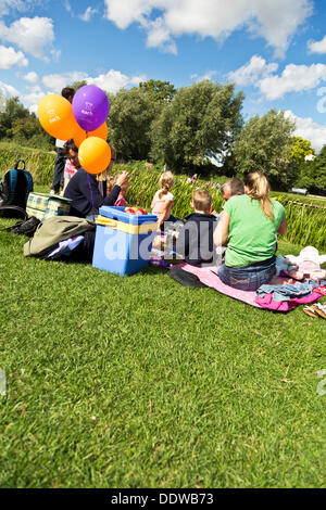 Eine Familie, genießen Sie ein Picknick an der Drachenboot-Festival, Cambridge, England Stockfoto