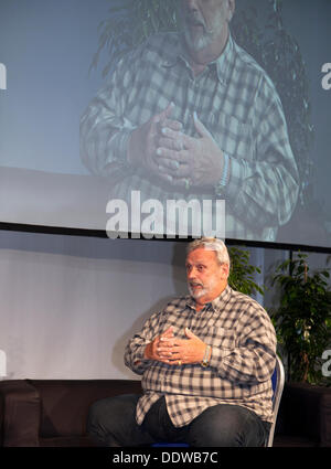 Manchester, Großbritannien, 7. September 2013. Geoffrey Lewis Capes, Geoff Capes wird auf der Manchester Pet Show, Manchester, Großbritannien, interviewt, wo EventCity die erste Tiersendung des North West moderierte. Die erste zweitägige Veranstaltung umfasste Feder und Waage, Tierdisplays, Tierunterrichtsstätten, Einzelhandelsgeschäfte und ein beeindruckendes Theater mit einem actiongeladenen Spielplan mit Stars von TV's Animal Planet. Kredit: Mar Photographics/Alamy Live News Stockfoto