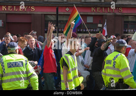 London, UK. 07. Sep, 2013. EDL-Aktivisten verlassen das Gebiet außerhalb Aldgate East Station am Ende ihrer Kundgebung am Rande des Borough of Tower Hamlets. Bildnachweis: Paul Davey/Alamy Live-Nachrichten Stockfoto