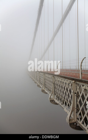 Clifton Suspension Bridge in Nebel Stockfoto