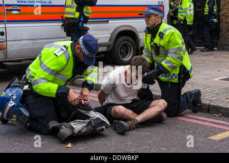 London, UK. 07. Sep, 2013. Ein Zähler Demonstranten von der Polizei verhaftet hat seine Tasche gesucht als mehrere hundert English Defence League Fans Marsch über die Tower Bridge zu einer kurzen Kundgebung vor Aldgate Station am Rande des Borough of Tower Hamlets. Bildnachweis: Paul Davey/Alamy Live-Nachrichten Stockfoto