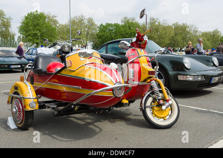 Motorroller Vespa PX 200 LeoVince L mit angeschlossenen Beiwagen Stockfoto