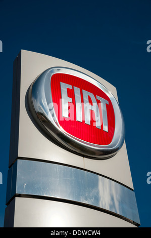 Fiat-Logo auf einem Autohaus unterzeichnen im Vereinigten Königreich. Stockfoto