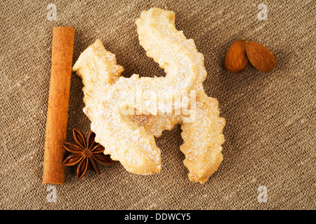 Butter Cookies mit Anis, Zimtstangen und Mandeln von oben auf einen Stoff Stockfoto