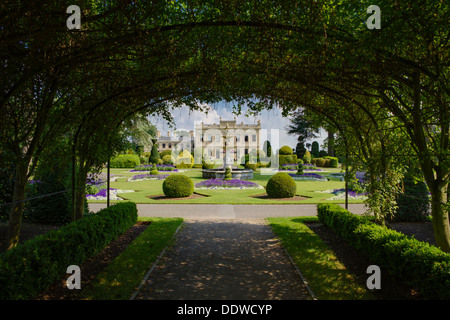 Blick durch den Laburnum Bogen in den Brunnen Garten Brodsworth Hall in Doncaster, South Yorkshire. Stockfoto