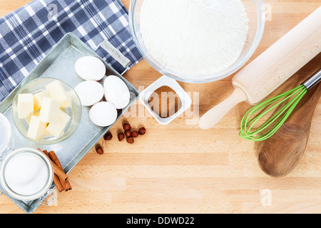 Backen, Zutaten und Werkzeuge von oben mit textfreiraum auf hölzernen Hintergrund Stockfoto