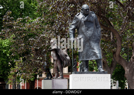 England, London, Westminster. Statue von Winston Churchill in Parliament Square Stockfoto