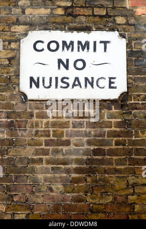 Kein Ärgernis viktorianischen Schild, Doyce Street, Southwark, London zu begehen Stockfoto